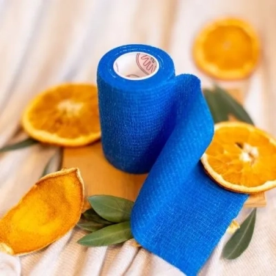 Niebieski bandaż kohezyjny 7,5cm Maxi. Szeroka taśma samoprzylepna na skręconą kostkę i kolano, stabilizacja dla sportow