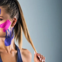 Tejpy na twarz i Kinesiotaping estetyczny – naturalny lifting i wsparcie dla skóry